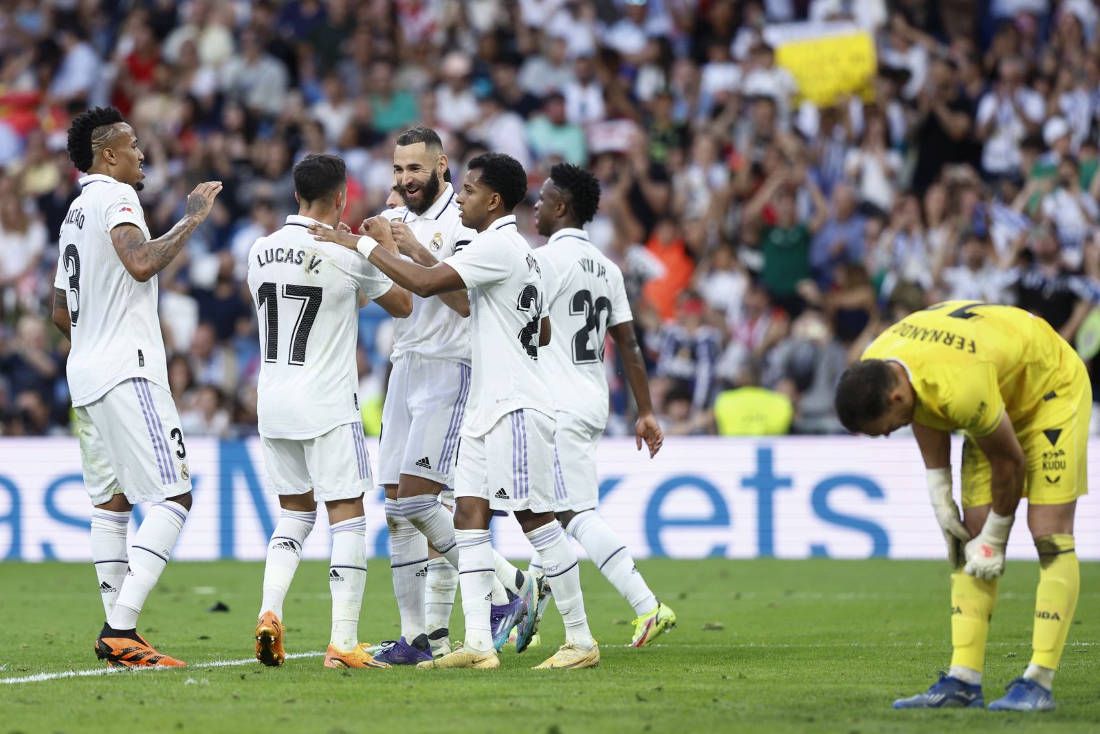 epa10598792 Real Madrid's Karim Benzema (3L) celebrates after scoring the 3-0 goal during the Spanish LaLiga soccer match between Real Madrid and UD Almeria, in Madrid, Spain, 29 April 2023.  EPA/Rodrigo Jimenez