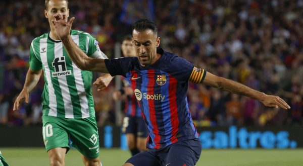 epa10599018 FC Barcelona's Sergio Busquets (R) in action against Real Betis' Guido Rodriguez (L) during a Spanish LaLiga soccer match between FC Barcelona and Real Betis at Spotify Camp Nou stadium in Barcelona, Spain, 29 April 2023.  EPA/Toni Albir