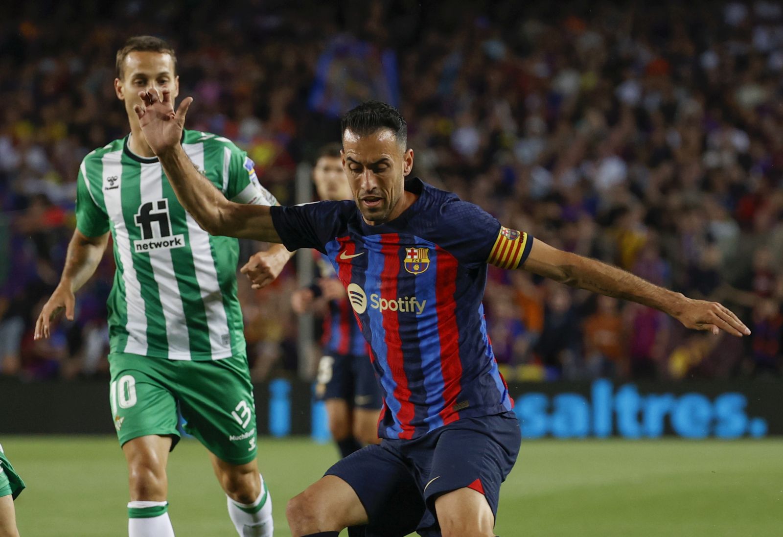 epa10599018 FC Barcelona's Sergio Busquets (R) in action against Real Betis' Guido Rodriguez (L) during a Spanish LaLiga soccer match between FC Barcelona and Real Betis at Spotify Camp Nou stadium in Barcelona, Spain, 29 April 2023.  EPA/Toni Albir