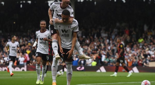 epa10599985 Fulham's Carlos Vinicius (C) celebrates with team-mates after scoring the 1-1 equaliser during the English Premier League soccer match between Fulham FC and Manchester City in London, Britain, 30 April 2023.  EPA/NEIL HALL EDITORIAL USE ONLY. No use with unauthorized audio, video, data, fixture lists, club/league logos or 'live' services. Online in-match use limited to 120 images, no video emulation. No use in betting, games or single club/league/player publications.