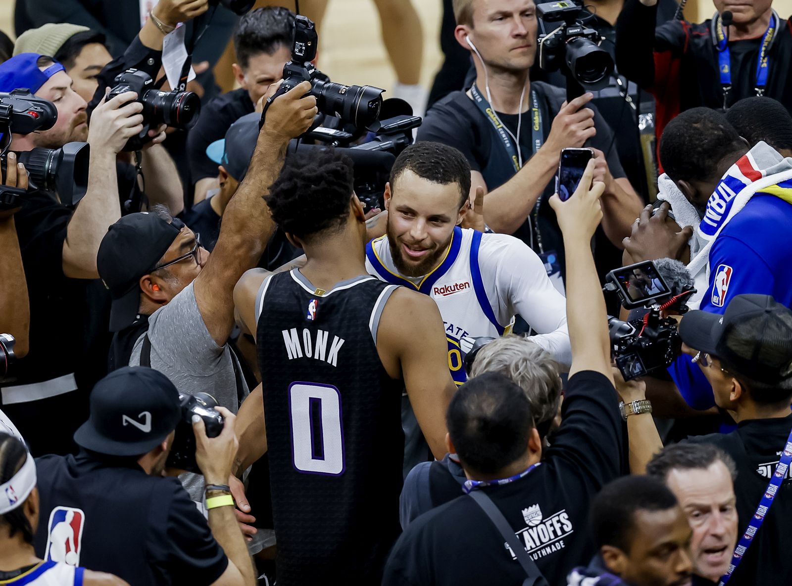 epa10601220 Golden State Warriors guard Stephen Curry (R) hugs Sacramento Kings guard Malik Monk (L) after the Warriors defeated the Kings in game 7 of the NBA Western Conference first round playoff series between the Golden State Warriors and the Sacramento Kings at the Golden 1 Center in Sacramento, California, USA, 30 April 2023.  EPA/JOHN G. MABANGLO SHUTTERSTOCK OUT