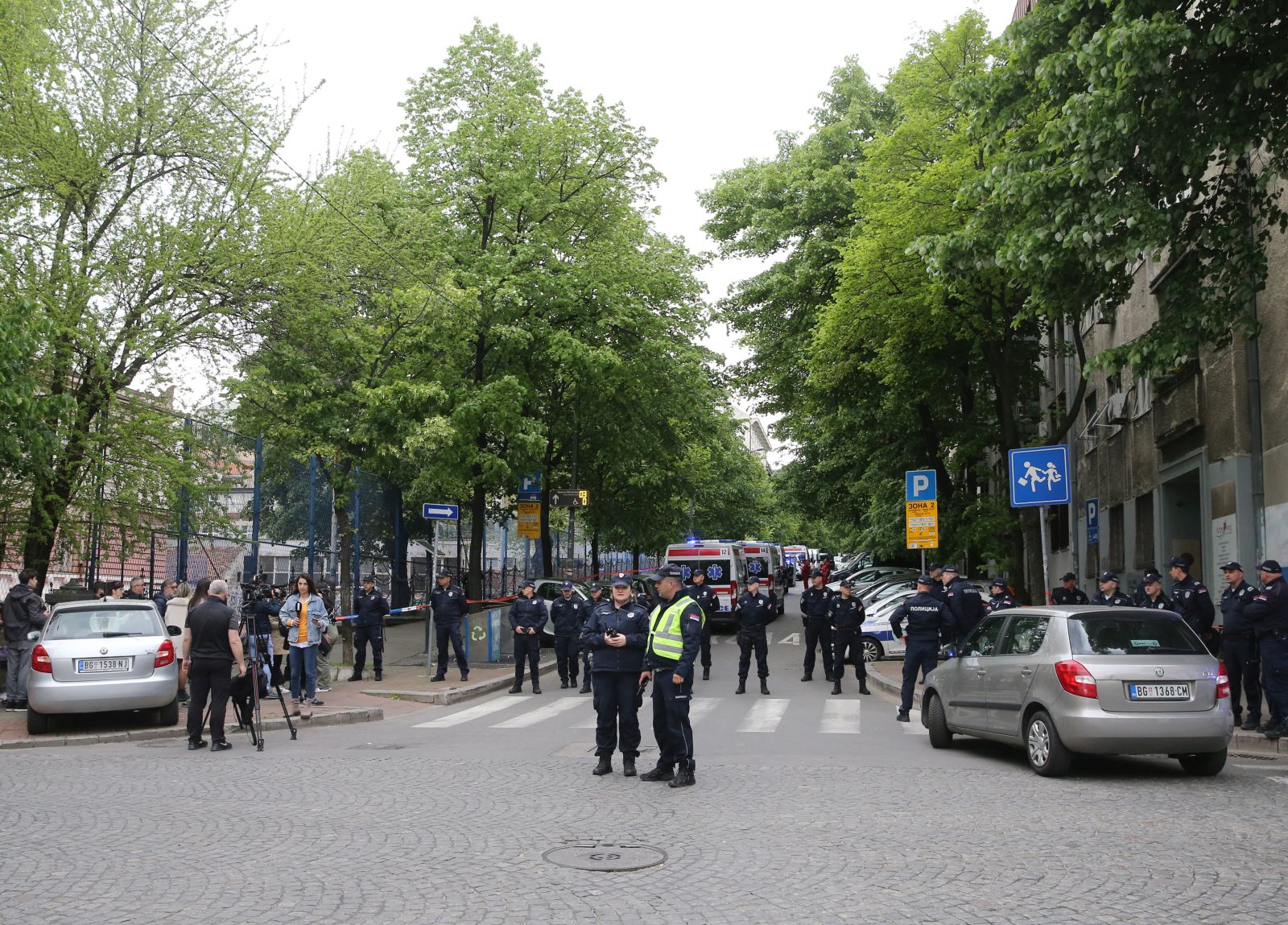 epa10605775 Police officers block a street near the Vladislav Ribnikar elementary school in Belgrade, Serbia, 03 May 2023. A teenage suspect opened fire causing one fatality and multiple injuries according to Serbia's Interior ministry.  EPA/ANDREJ CUKIC