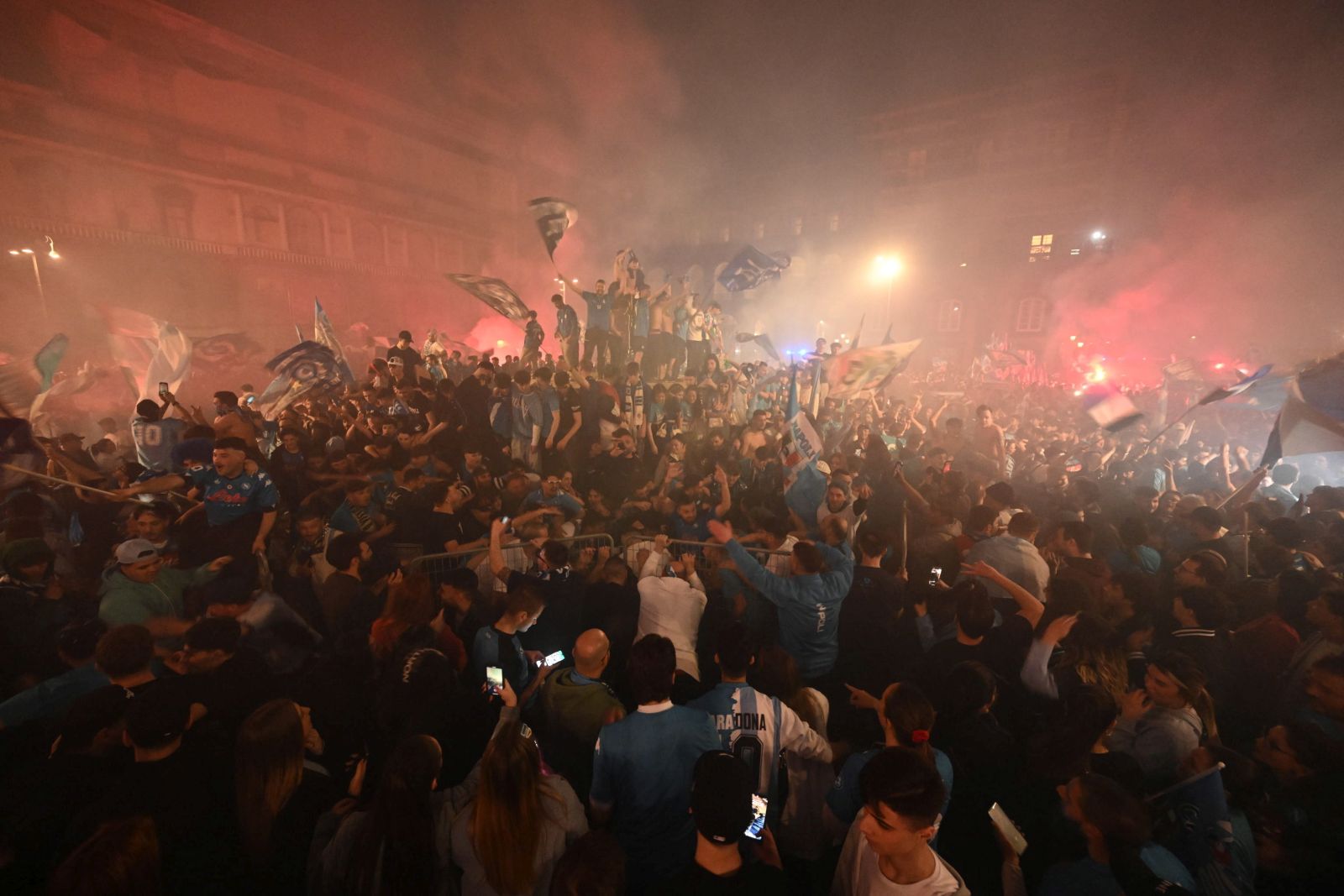 epa10609469 SSC Napoli supporters celebrate in Naples, Italy, 04 May 2023. Napoli sealed their third-ever Serie A championship after a 1-1 draw at Udinese.  EPA/CIRO FUSCO
