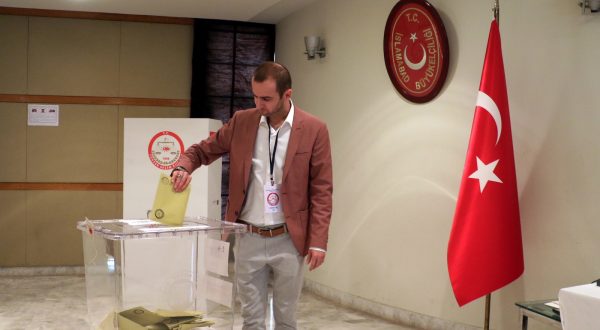 epa10611701 A Turkish citizen living abroad casts his ballot during Turkey's general elections at the embassy of Turkey, in Islamabad, Pakistan, 06 May 2023. General elections will be held in Turkey on 14 May 2023, with a two-round voting to elect the President of Turkey and parliamentary elections held simultaneously to elect the members of the Grand National Assembly of Turkey.  EPA/SOHAIL SHAHZAD