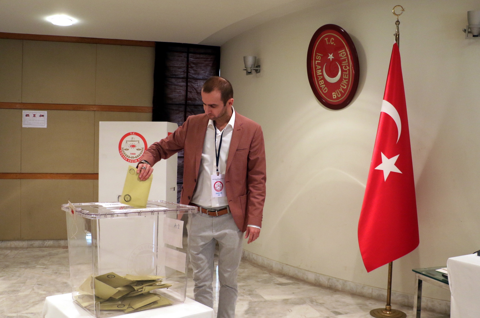epa10611701 A Turkish citizen living abroad casts his ballot during Turkey's general elections at the embassy of Turkey, in Islamabad, Pakistan, 06 May 2023. General elections will be held in Turkey on 14 May 2023, with a two-round voting to elect the President of Turkey and parliamentary elections held simultaneously to elect the members of the Grand National Assembly of Turkey.  EPA/SOHAIL SHAHZAD