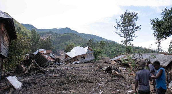 epa10612471 Houses are destroyed by flash floods in the village of Bushushu, South Kivu Province, Democratic Republic of the Congo, 06 May 2023. Over 200 people were killed during flash floods due to high rainfalls in Kalehe territory according to officials.  EPA/KASEREKA MOISE