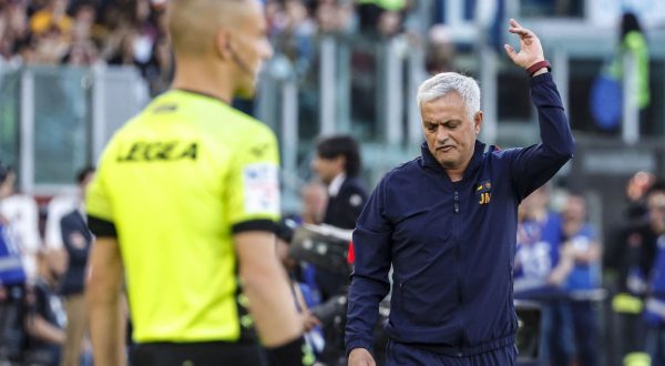 epa10612535 Roma’s head coach Jose Mourinho reacts during the Italian Serie A soccer match between AS Roma and Inter Milan at the Olimpico stadium in Rome, Italy, 06 May 2023.  EPA/FABIO FRUSTACI