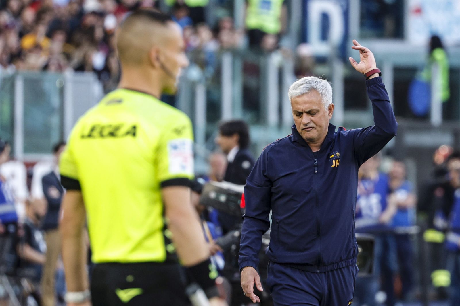 epa10612535 Roma’s head coach Jose Mourinho reacts during the Italian Serie A soccer match between AS Roma and Inter Milan at the Olimpico stadium in Rome, Italy, 06 May 2023.  EPA/FABIO FRUSTACI