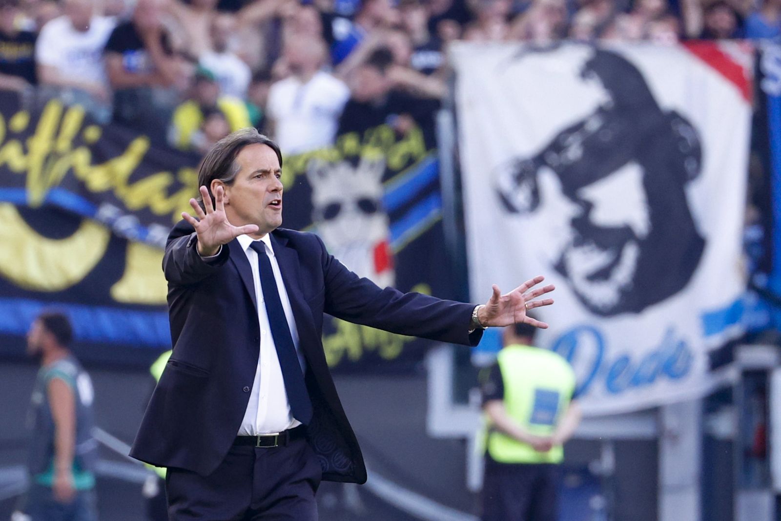 epa10612511 Inter's head coach Simone Inzaghi reacts during the Italian Serie A soccer match between AS Roma and Inter Milan at the Olimpico stadium in Rome, Italy, 06 May 2023.  EPA/FABIO FRUSTACI
