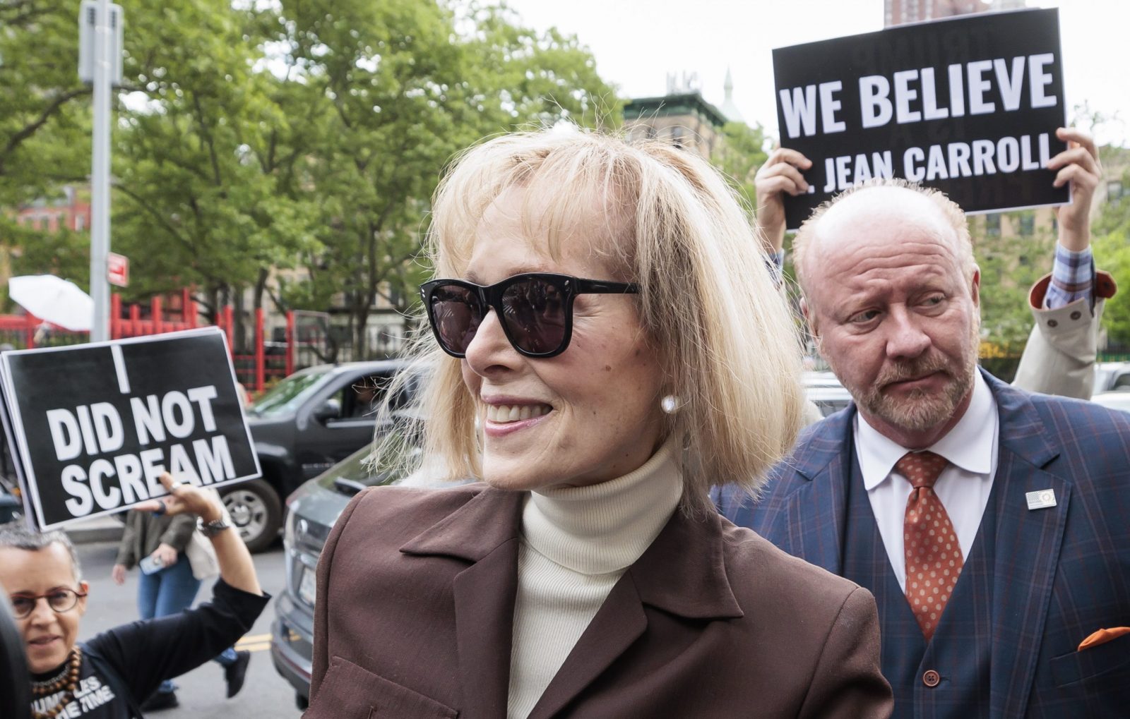epa10617513 E. Jean Carroll (C) arrives to a federal court house as the jury is expected to begin deliberations in the sexual assault and defamation civil lawsuit Carroll has brought against former president Donald J. Trump in New York, New York, USA, 09 May 2023. Carroll alleges that Trump raped her in the dressing room of a New York department store in the 1990s.  EPA/JUSTIN LANE