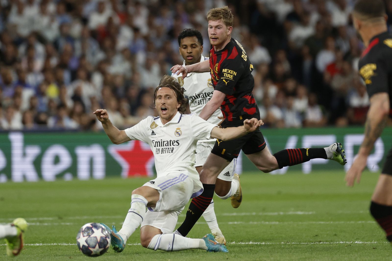 epa10618250 Real Madrid's midfielder Luka Modric (L) in action against Manchester's midfielder Kevin De Bruyne (R) during the UEFA Champions League semifinal first leg soccer match between Real Madrid and Manchester City at Santiago Bernabeu Stadium in Madrid, Spain, 09 May 2023.  EPA/Juanjo Martin