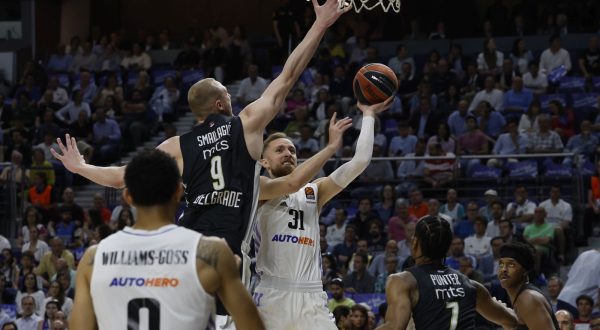 epa10619695 Real Madrid's Dzaan Musa (R) in action against Alen Smailagic of Partizan, during the fifth game of the EuroLeague playoffs between Real Madrid and Partizan Belgrade in Madrid, Spain, 20 May 2023.  EPA/Juanjo Martin