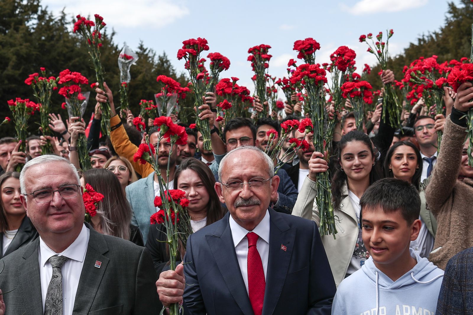 epa10624764 Turkish presidential candidate Kemal Kilicdaroglu (C), leader of the opposition Republican People's Party (CHP), carries flowers as he visits Anitkabir, the mausoleum of the founder and first President of the Republic of Turkey, Mustafa Kemal Ataturk, in Ankara, Turkey, 13 May 2023. Turkey will hold its general election on 14 May 2023 with a two-round system to elect its president, while parliamentary elections will be held simultaneously.  EPA/SEDAT SUNA