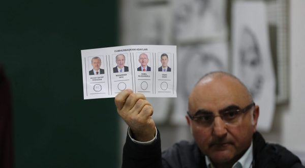 epa10627621 An official counts votes in Istanbul, Turkey, 14 May 2023, as the country holds simultaneous parliamentary and presidential elections.  EPA/ERDEM SAHIN