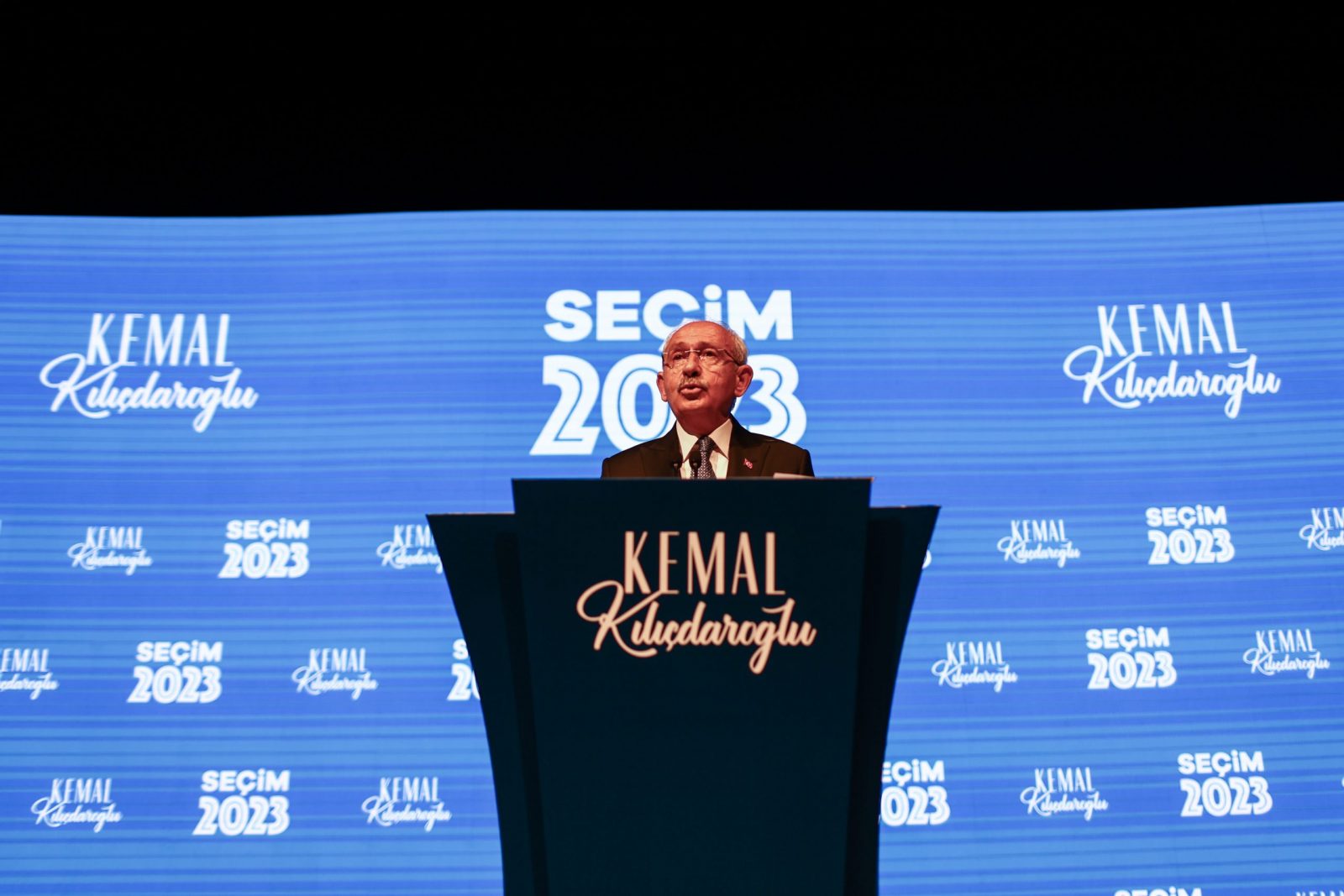 epa10628720 Turkish presidential candidate Kemal Kilicdaroglu, leader of the opposition Republican People's Party (CHP), speaks to members of the media at CHP's headquarters, in Ankara, Turkey, 14 May 2023, as the country holds simultaneous parliamentary and presidential elections.  EPA/SEDAT SUNA