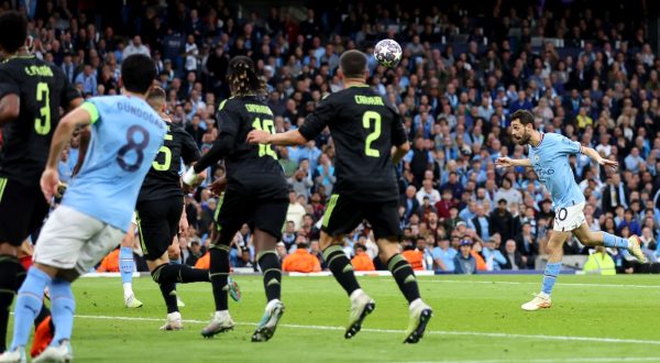 epa10634997 Bernardo Silva (R) of Manchester City scores his second goal during the UEFA Champions League semi-finals, 2nd leg soccer match between Manchester City and Real Madrid in Manchester, Britain, 17 May 2023.  EPA/DAVID RAWCLIFFE