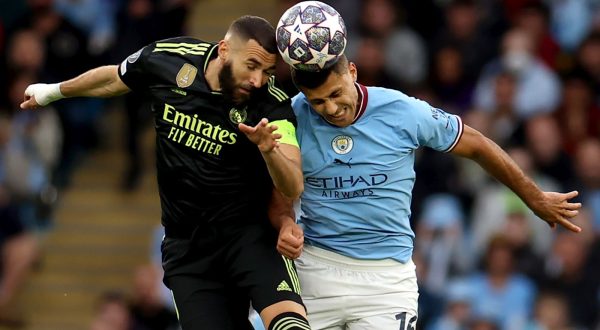 epa10634958 Rodri (R) of Manchester City and Karim Benzema of Real Madrid in action during the UEFA Champions League semi-finals, 2nd leg soccer match between Manchester City and Real Madrid in Manchester, Britain, 17 May 2023.  EPA/DAVID RAWCLIFFE