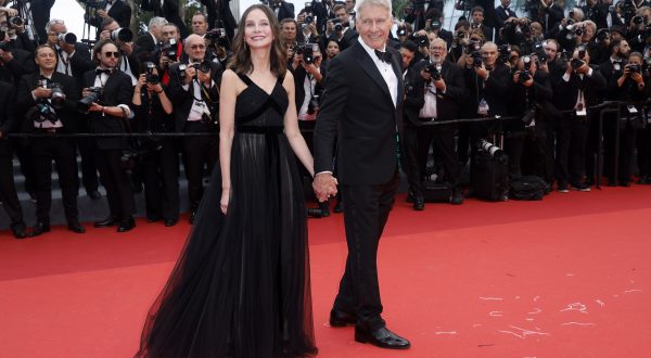 epa10637038 Harrison Ford (R) and Calista Flockhart arrive for the screening of 'Indiana Jones and the Dial of Destiny' during the 76th annual Cannes Film Festival, in Cannes, France, 18 May 2023. The festival runs from 16 to 27 May.  EPA/Guillaume Horcajuelo