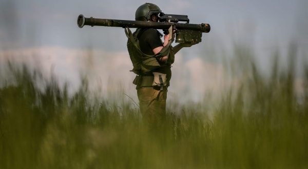 epa10637153 A Ukraine serviceman of an anti-aircraft unit of the '24 separate mechanized brigade named after King Danylo' aims Stinger rocket launcher over frontline positions at an undisclosed location, in Donetsk region, Ukraine, 18 May 2023. Russian troops entered Ukraine on 24 February 2022 starting a conflict that has provoked destruction and a humanitarian crisis.  EPA/OLEG PETRASYUK
