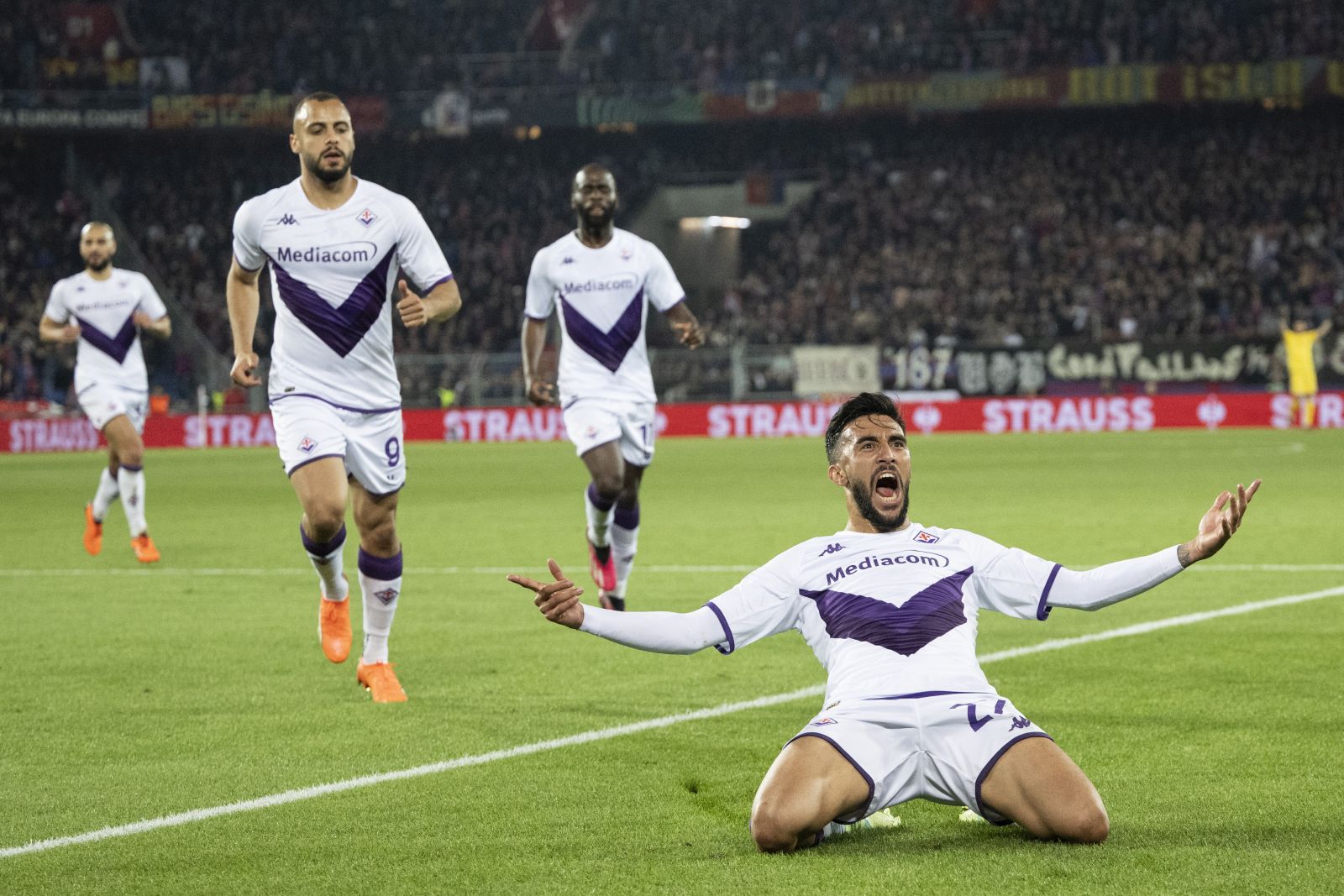 epa10637652 Fiorentina's Nicolas Gonzalez celebrates after his second goal during the UEFA Conference League semifinal second leg match between Switzerland's FC Basel 1893 and Italy's ACF Fiorentina at the St. Jakob-Park stadium in Basel, Switzerland,18 May 2023.  EPA/ENNIO LEANZA
