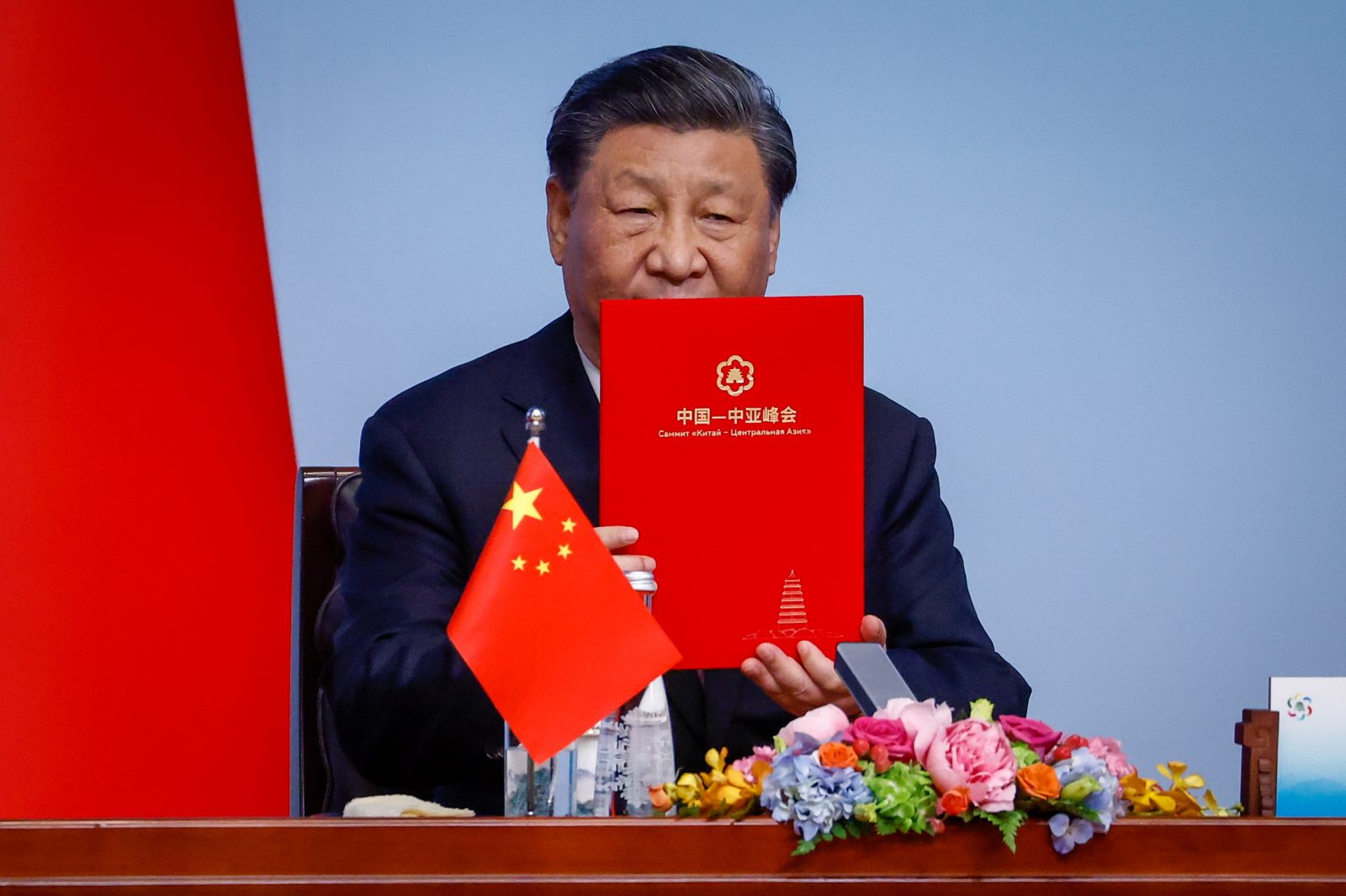 epa10638103 Chinese President Xi Jinping shows a declaration during the China-Central Asia Summit in Xi'an, Shaanxi province, China, 19 May 2023.  EPA/MARK R. CRISTINO
