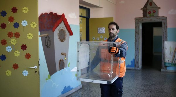 epa10638248 A municipality worker carries a ballot box at a primary school that will be used as a polling station, in Chalandri suburb north of Athens, Greece, 19 Μay 2023, ahead of the country’s parliamentary elections scheduled for 21 May 2023.  EPA/YANNIS KOLESIDIS