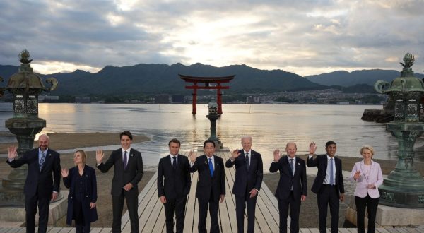 epa10638594 A handout photo made available by the G7 Hiroshima Summit Host shows (L-R) European Council President Charles Michel, Italian Prime Minister Giorgia Meloni, Canadian Prime Minister Justin Trudeau, French President Emmanuel Macron, Japan’s Prime Minister Fumio Kishida, US President Joe Biden, German Chancellor Olaf Scholz, British Prime Minister Rishi Sunak and European Commission President Ursula von der Leyen waving as they pose for a group photo at the Itsukushima Shrine on Miyajima island during the G7 Hiroshima Summit in Hiroshima, Japan, 19 May 2023. The G7 Hiroshima Summit will be held from 19 to 21 May 2023.  EPA/G7 Hiroshima Summit Host / HANDOUT  HANDOUT EDITORIAL USE ONLY/NO SALES