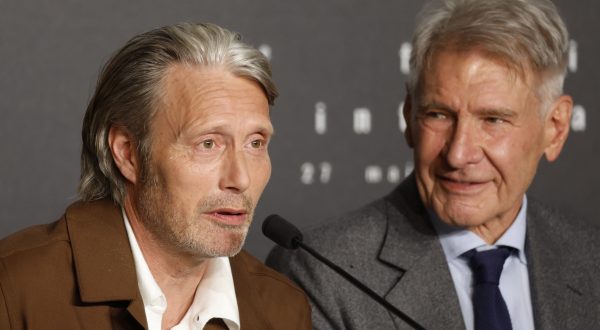 epa10638673 Actors Mads Mikkelsen (L) and Harrison Ford attends the press conference for 'Indiana Jones And The Dial Of Destiny' during the 76th annual Cannes Film Festival, in Cannes, France, 19 May 2023. The movie is presented out of the competition of the festival which runs from 16 to 27 May.  EPA/SEBASTIEN NOGIER / POOL