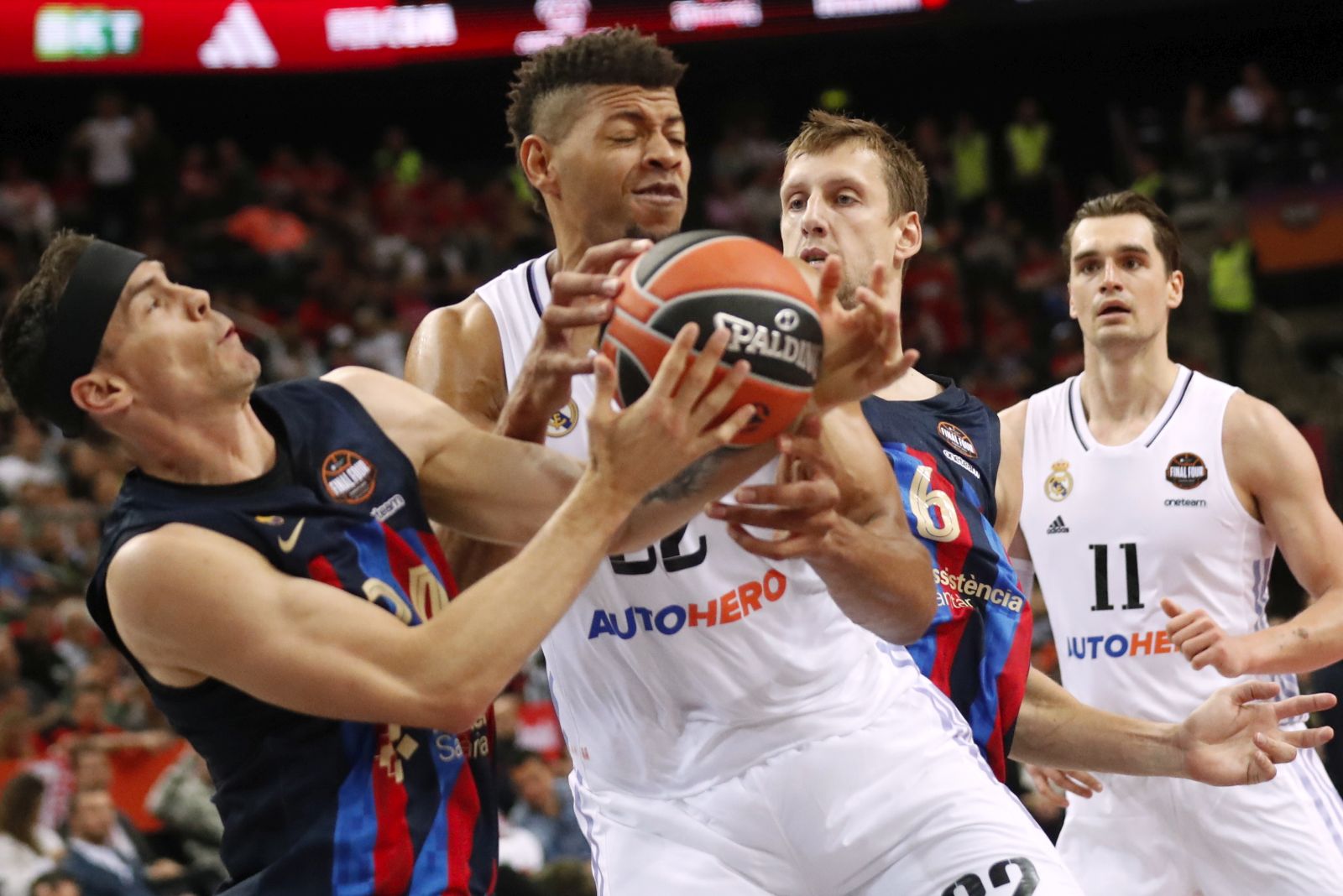 epa10639595 Kyle Kuric (L), Jan Vesely of FC Barcelona and Walter Tavares (C), Mario Hezonja (R) of Real Madrid in action during the Euroleague Final Four semifinal basketball match between FC Barcelona and Real Madrid in Kaunas, Lithuania, 19 May 2023.  EPA/TOMS KALNINS
