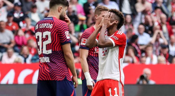 epa10641568 Leipzig's Josko Gvardiol (L)  and Munich's Kingsley Coman react during the German Bundesliga soccer match between FC Bayern Munich vs RB Leipzig in Munich, Germany, 20 May 2023.  EPA/Leonhard Simon (ATTENTION: The DFL regulations prohibit any use of photographs as image sequences and/or quasi-video.)