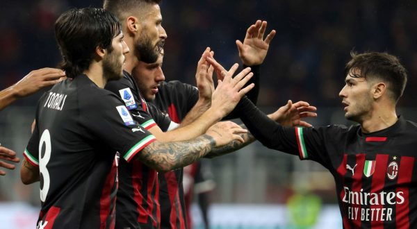 epa10641802 AC Milan's Olivier Giroud (C) jubilates with his teammates after scoring the goal of 2 to 1 during the Italian serie A soccer match between AC Milan and Sampdoria  at Giuseppe Meazza stadium in Milan, Italy, 20 May 2023.  EPA/MATTEO BAZZI