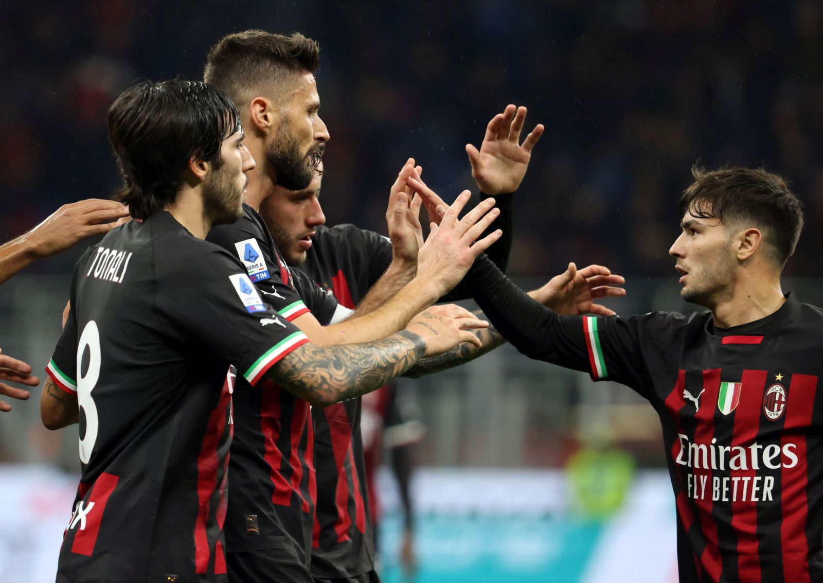 epa10641802 AC Milan's Olivier Giroud (C) jubilates with his teammates after scoring the goal of 2 to 1 during the Italian serie A soccer match between AC Milan and Sampdoria  at Giuseppe Meazza stadium in Milan, Italy, 20 May 2023.  EPA/MATTEO BAZZI