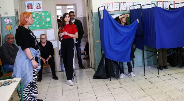 epa10643346 People wait to vote during the general elections at a polling station in Athens, Greece, 21 May 2023. Greek voters will go to the polls on 21 May 2023 to cast their ballots in the Greek general elections.  EPA/ORESTIS PANAGIOTOU