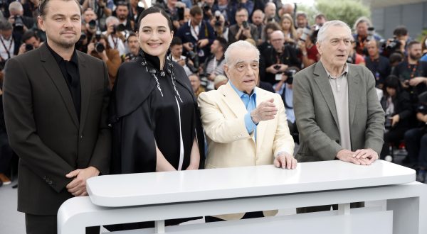 epa10643326 (From-R) Robert De Niro, Martin Scorsese, Lily Gladstone, and Leonardo DiCaprio attend the photocall for 'Killers of the Flower Moon' during the 76th annual Cannes Film Festival, in Cannes, France, 21 May 2023. The festival runs from 16 to 27 May.  EPA/Sebastien Nogier