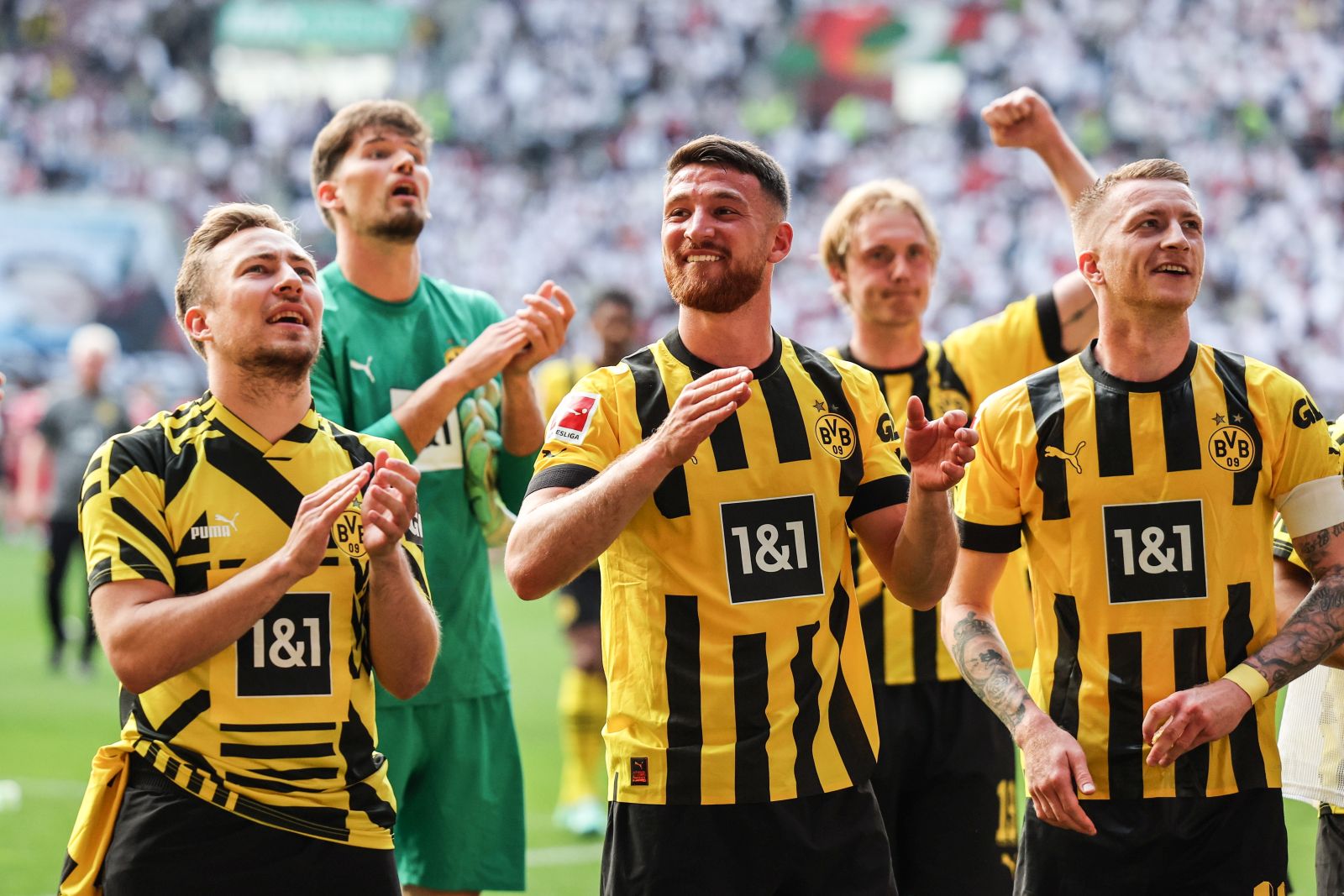 epa10644226 Dortmund players celebrate after winning the German Bundesliga soccer match between FC Augsburg and Borussia Dortmund in Augsburg, Germany, 21 May 2023.  EPA/Anna Szilagyi (ATTENTION: The DFL regulations prohibit any use of photographs as image sequences and/or quasi-video.)