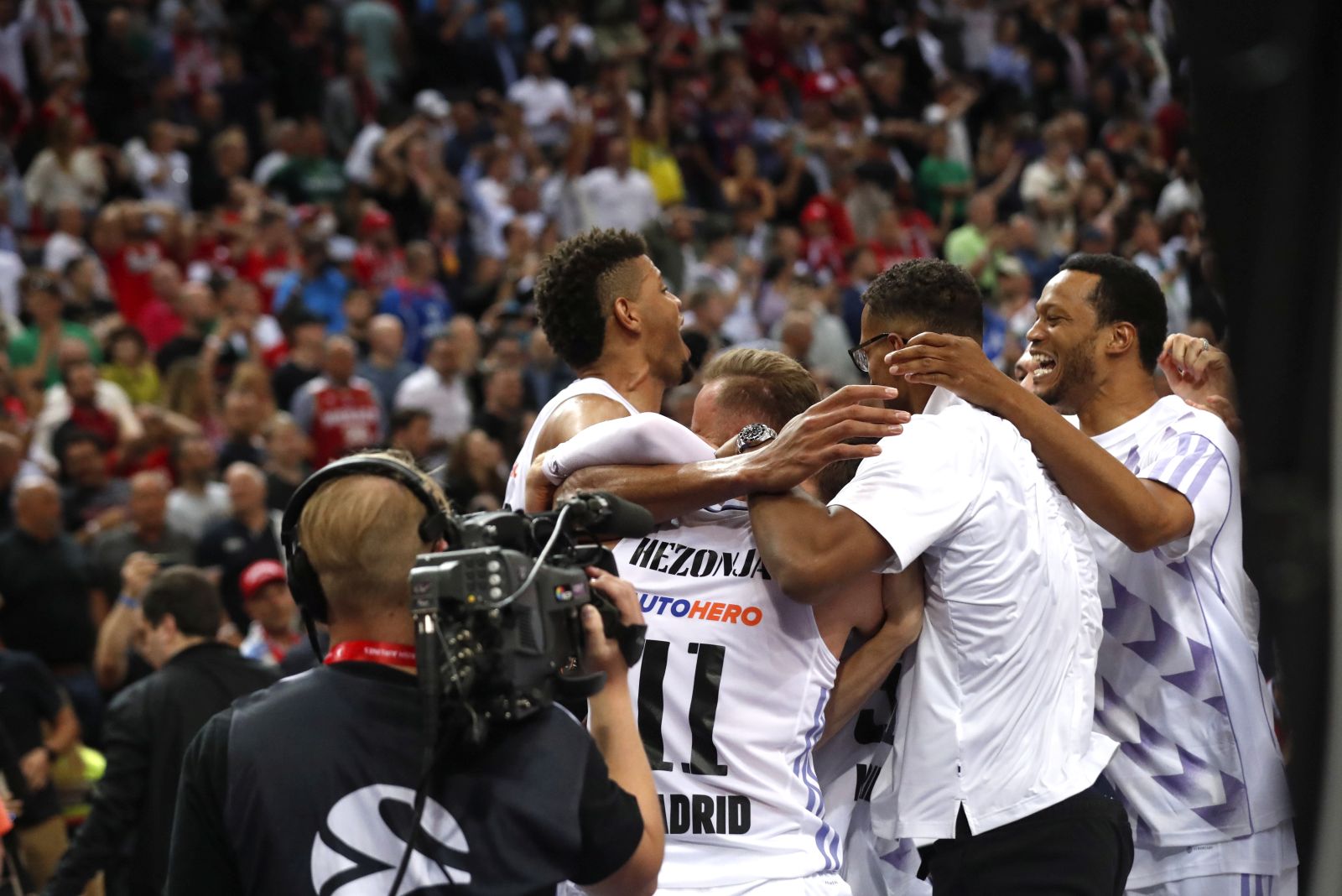 epa10644522 Real Madrid's players celebrate after winning the Euroleague Basketball final match between Olympiacos Piraeus and Real Madrid in Kaunas, Lithuania, 21 May 2023.  EPA/TOMS KALNINS