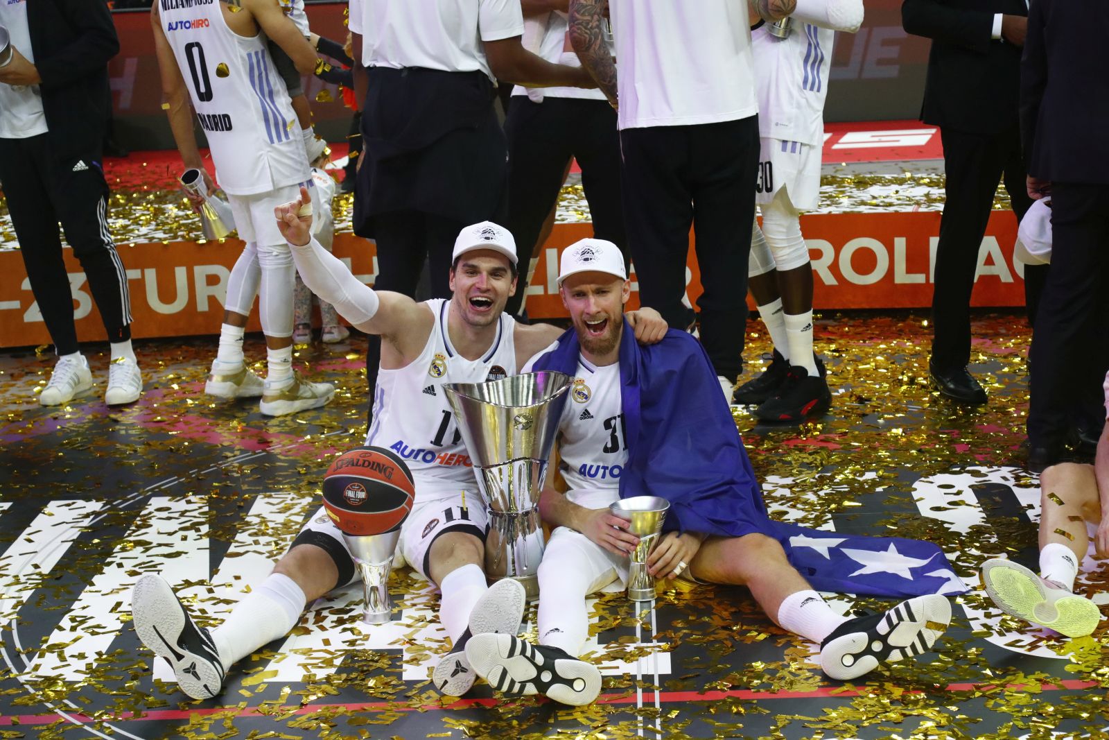 epa10644711 Real Madrid's Mario Hezonja (L) and Dzanan Musa celebrate with the trophy after winning the Euroleague Basketball final match between Olympiacos Piraeus and Real Madrid in Kaunas, Lithuania, 21 May 2023.  EPA/TOMS KALNINS