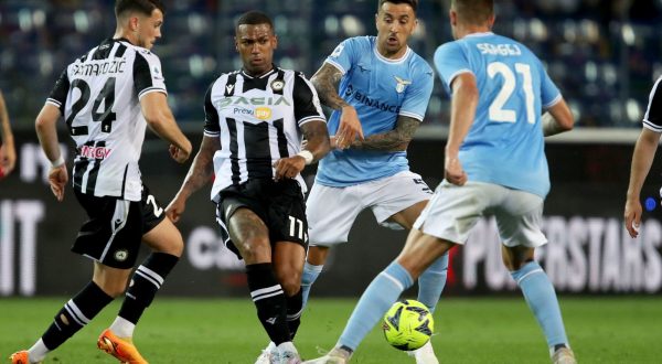 epa10644680 Udinese's Souza Silva Walace (L) and Lazio's Matias Vecino in action during the Italian Serie A soccer match Udinese Calcio and SS Lazio in Udine, Italy, 21 May 2023.  EPA/GABRIELE MENIS