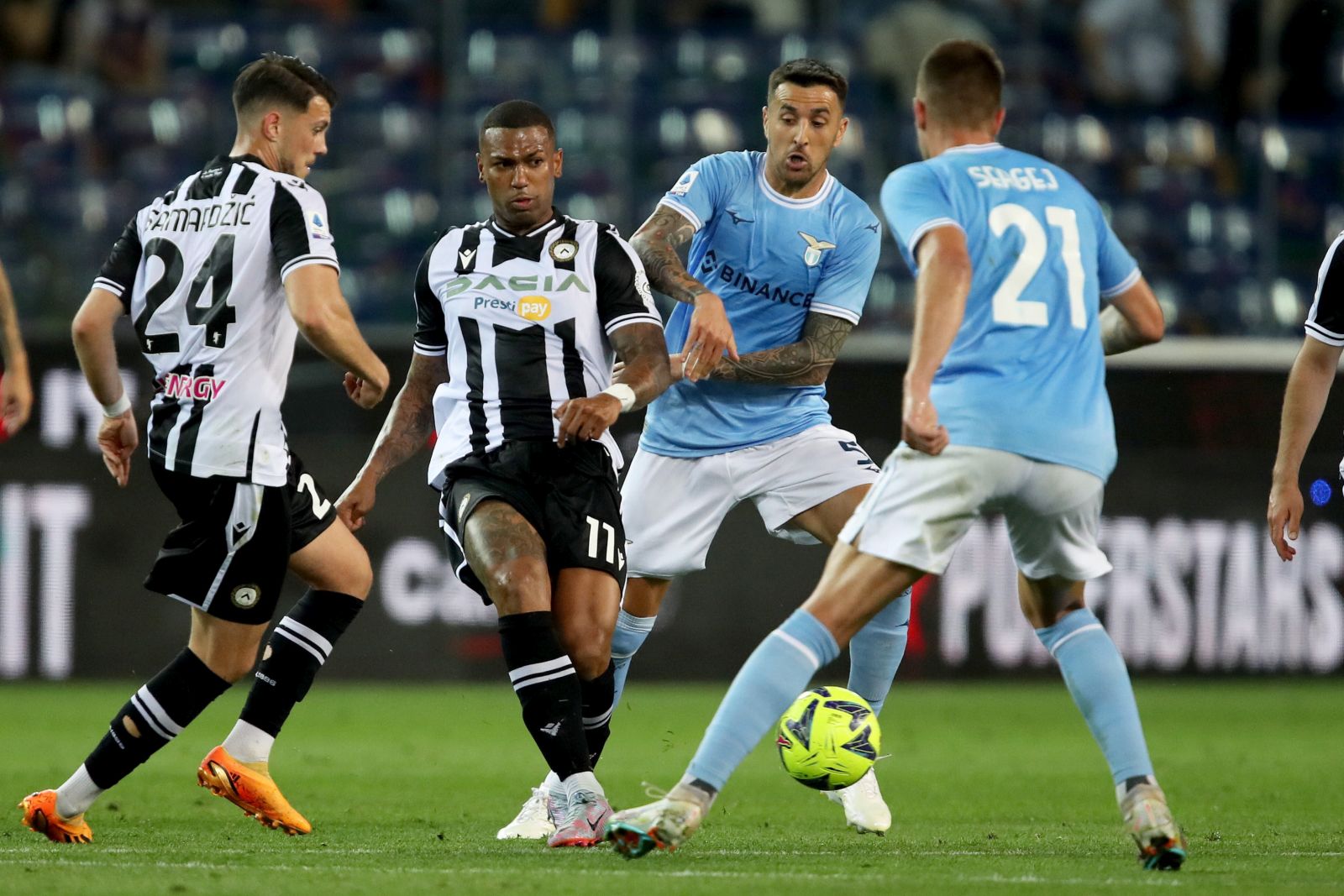 epa10644680 Udinese's Souza Silva Walace (L) and Lazio's Matias Vecino in action during the Italian Serie A soccer match Udinese Calcio and SS Lazio in Udine, Italy, 21 May 2023.  EPA/GABRIELE MENIS