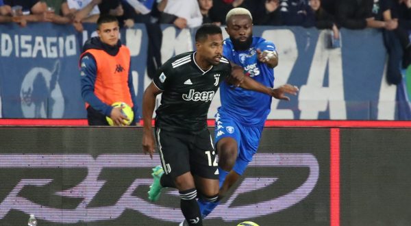 epa10646567 Juventus's Alex Sandro (L) in action against Empoli's Jean-Daniel Akpa Akpro (R) during the Italian Serie A soccer match between Empoli FC and Juventus FC in Empoli, Italy, 22 May 2023.  EPA/CLAUDIO GIOVANNINI