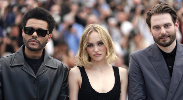 epa10647510 (L-R) Canadian singer-songwriter and actor Abel Tesfaye aka The Weeknd, French-American actor Lily-Rose Depp and US film director Samuel Levinson attend the photocall for the 'The Idol' during the 76th annual Cannes Film Festival, in Cannes, France, 23 May 2023. The festival runs from 16 to 27 May.  EPA/GUILLAUME HORCAJUELO