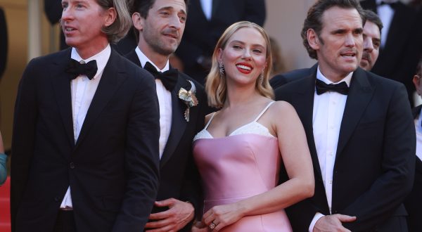 epa10648416 (L-R) Wes Anderson, Adrien Brody, Scarlett Johansson, and Matt Dillon arrive for the screening of 'Asteroid City' during the 76th annual Cannes Film Festival, in Cannes, France, 23 May 2023. The movie is presented in the Official Competition of the festival which runs from 16 to 27 May.  EPA/GUILLAUME HORCAJUELO