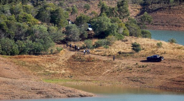 epa10649456 Portuguese authorities during the search operation at the Arade dam area, Faro District, amid the investigation into the disappearance of Madeleine McCann, in Silves, Portugal, 24 May 2023. The operation, which began on 23 May, stems from a European Investigation Order addressed by the German authorities to Portugal and focuses on the Arade dam, located about 50 kilometers from Praia da Luz, where the child disappeared on 03 May 2007 while on vacation with her parents.  EPA/RICARDO NASCIMENTO