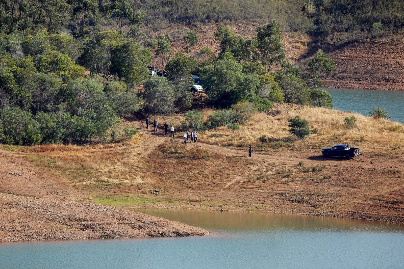 epa10649456 Portuguese authorities during the search operation at the Arade dam area, Faro District, amid the investigation into the disappearance of Madeleine McCann, in Silves, Portugal, 24 May 2023. The operation, which began on 23 May, stems from a European Investigation Order addressed by the German authorities to Portugal and focuses on the Arade dam, located about 50 kilometers from Praia da Luz, where the child disappeared on 03 May 2007 while on vacation with her parents.  EPA/RICARDO NASCIMENTO