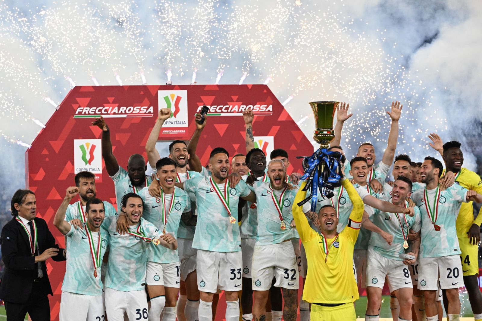 epa10651539 Players of Inter celebrate with the trophy after winning the Coppa Italia Final soccer match between ACF Fiorentina and FC Inter, in Rome, Italy, 24 May 2023.  EPA/CLAUDIO PERI