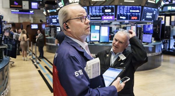 epa10652984 Traders work on the floor of the New York Stock Exchange in New York, New York, USA, 25 May 2023. Markets are continuing to watch ongoing debt ceiling negotiations taking place between President Biden and Congressional Republicans.  EPA/JUSTIN LANE