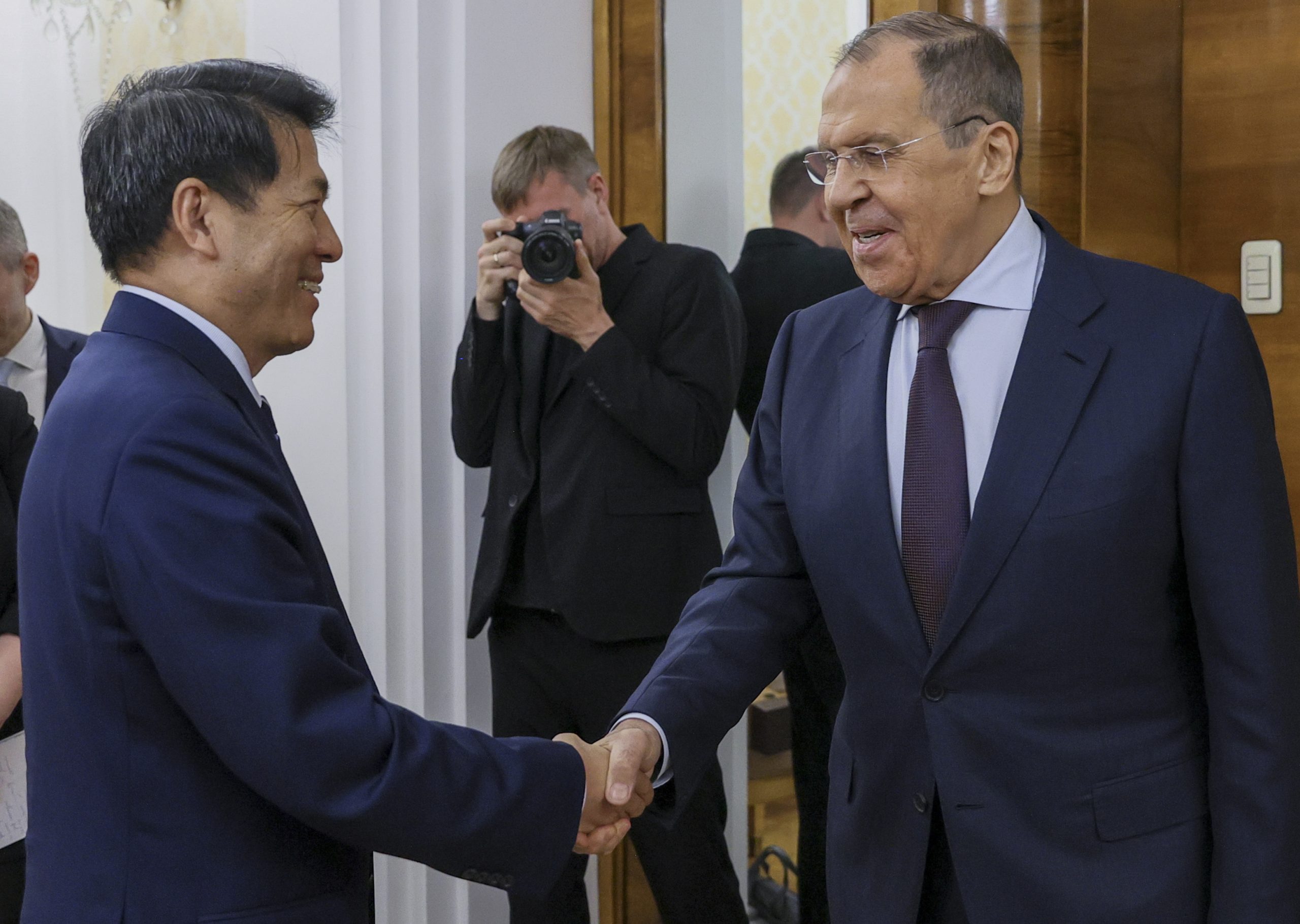 epa10655476 A handout photo made available by Russian Foreign Ministry Press Service shows Special Representative of the Chinese Government on Eurasian Affairs Li Hui (L) shakes hands with Russian Foreign Minister Sergei Lavrov during their meeting in Moscow, Russia, 26 May 2023. Li Hui plans to hold talks on a peaceful settlement of the crisis in Ukraine. The Chinese envoy visited Belgium, Poland, France, Ukraine, Germany during his tour, where he discussed China's peace plan for a political settlement of the conflict in Ukraine.  EPA/RUSSIAN FOREIGN MINISTRY PRESS SERVICE / HANDOUT  HANDOUT EDITORIAL USE ONLY/NO SALES