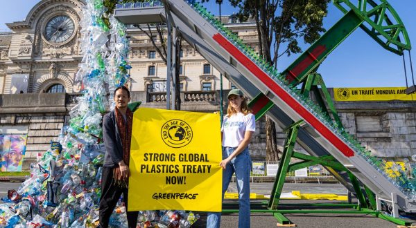 epa10657065 US actor Shailene Woodley (R) poses with Canadian artist and activist Benjamin Von Wong (L)  next to an art installation called ‘Perpetual Plastic Machine’ during an event organised by environmental organisation Greenpeace in Paris, France, 27 May 2023. The Global Plastics Treaty (INC2), will be held in Paris at Unesco headquarters with over a thousand delegates, including ministers and governments, the UN having set a goal for the treaty to be negotiated by the end of 2024.  EPA/CHRISTOPHE PETIT TESSON