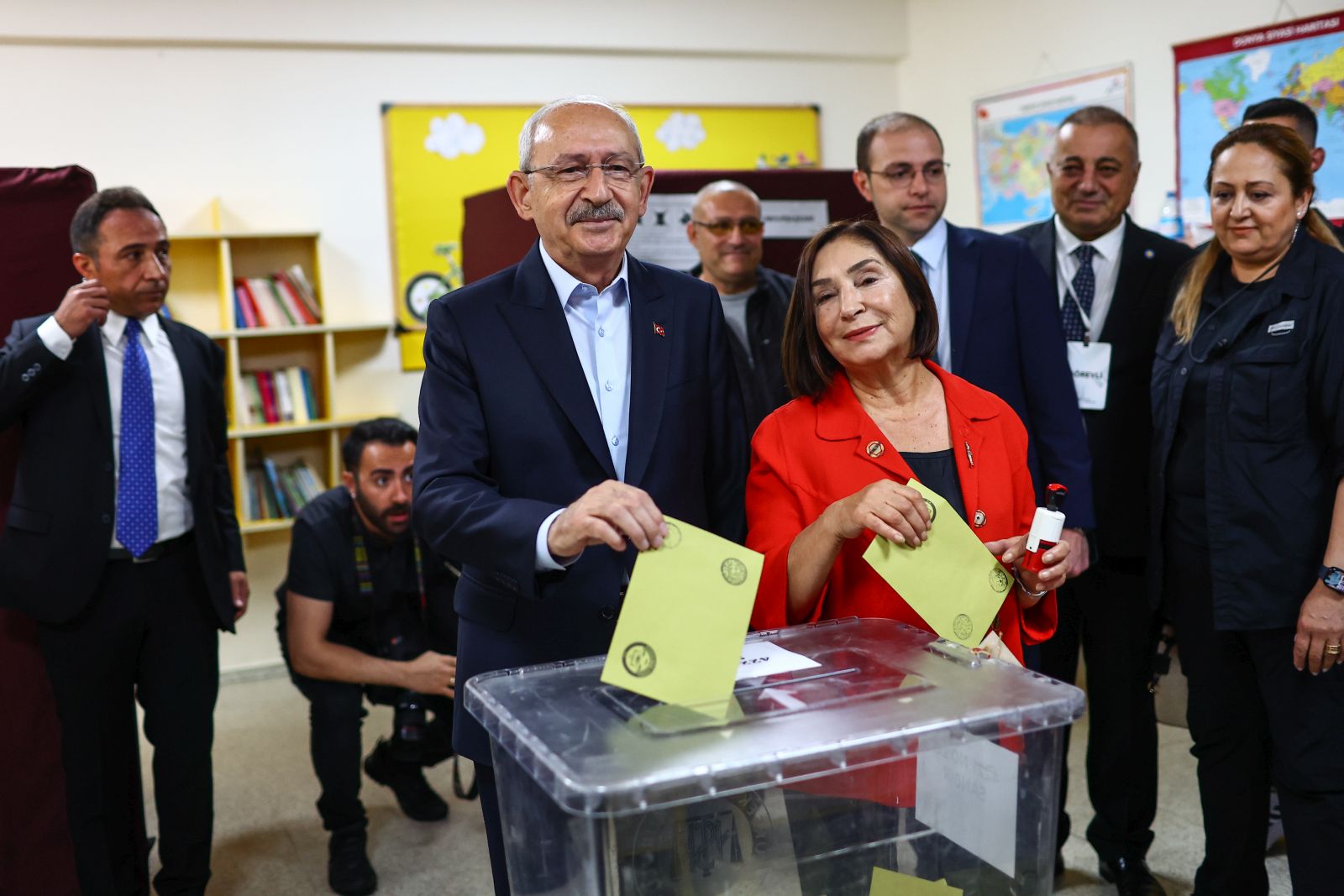 epa10659627 Turkish presidential candidate Kemal Kilicdaroglu (L),  leader of the opposition Republican People's Party (CHP) and and his wife Selvi Kilicdaroglu vote at a polling station in Ankara, Turkey, 28 May 2023. The second round of presidential elections between Turkish President Recep Tayyip Erdogan and his challenger Kemal Kilicdaroglu, the leader of the opposition Republican People's Party (CHP), is held 28 May.  EPA/SEDAT SUNA