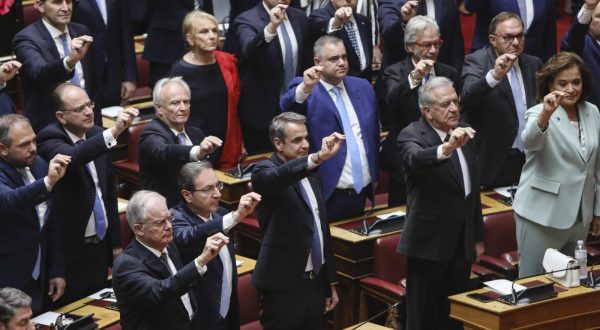 epa10660540 New Democracy party leader Kyriakos Mitsotakis (3-R) and newly-elected lawmakers attend a swearing-in ceremony at the Greek Parliament, in Athens, Greece, on 28 May 2023. Party members who won seats in Parliament in the 21 May national elections are sworn in during a ceremony attended by the Greek President Katerina Sakellaropoulou. The Parliament is expected to dissolve on 29 May, followed by an official announcement of runoff national elections to be held on 25 June.  EPA/GEORGE VITSARAS